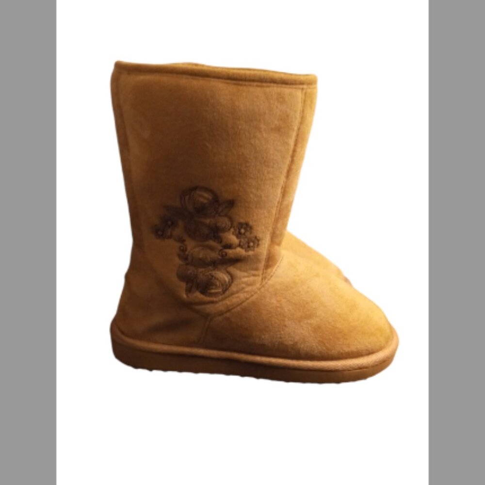NWOT Women's Tan Suede Style Winter Boots with Graphic - Size 6